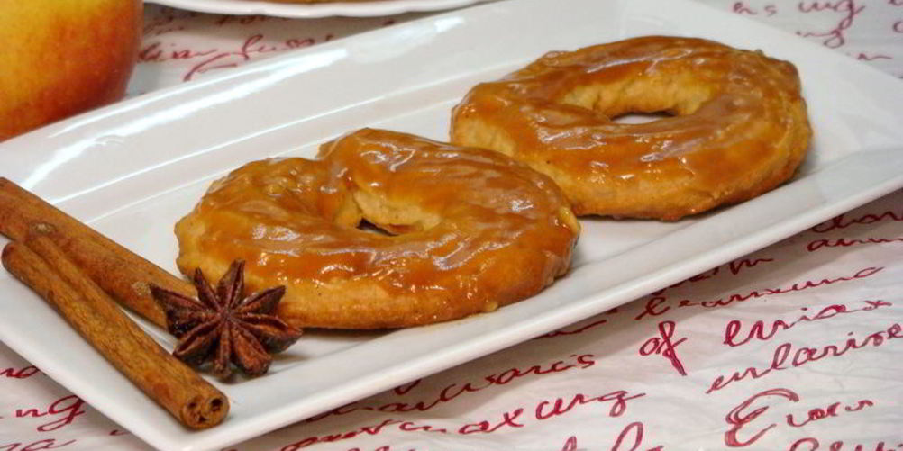 Рецепт яблочных пончиков с карамелью