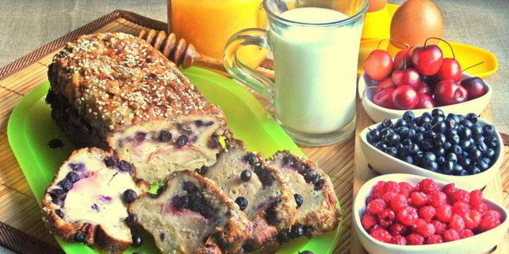 Рецепт хлебной шарлотки яблочно-ягодная