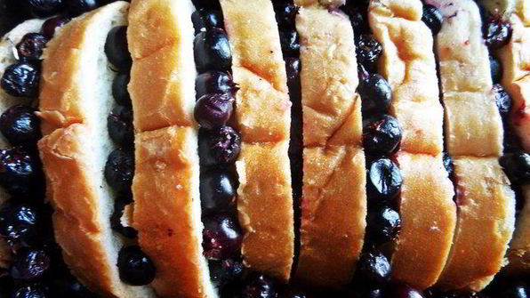 хлебная шарлотка яблочно-ягодная