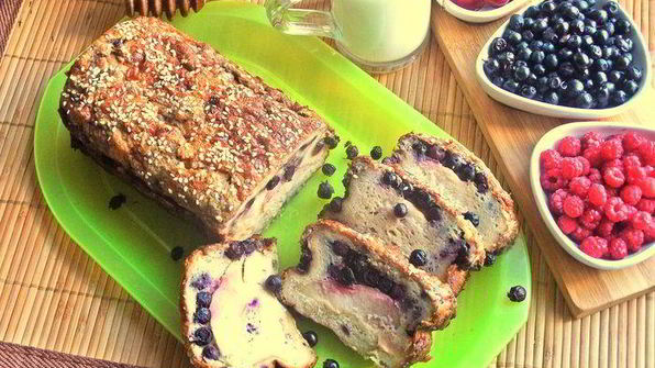 хлебная шарлотка яблочно-ягодная