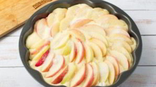 пирог с яблоками шарлотка