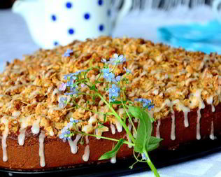 Шарлотка на простокваше со сливочной крошкой