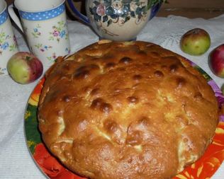 Шарлотка на сгущенном молоке