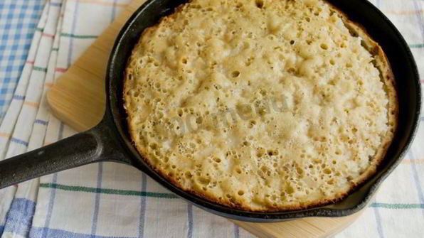 шарлотка на сковороде с яблоками