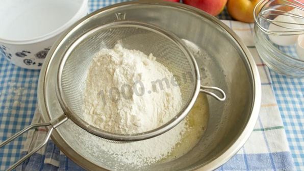 шарлотка на сковороде с яблоками