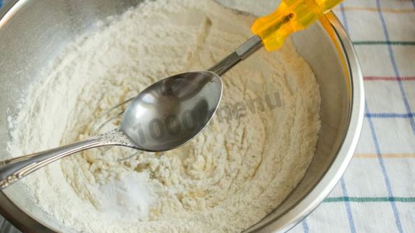 шарлотка на сковороде с яблоками