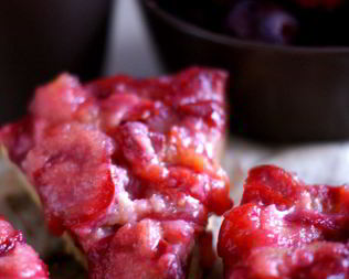 Шарлотка по-осеннему со сливами