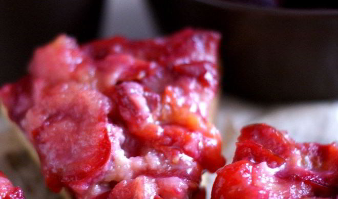 Шарлотка по-осеннему со сливами