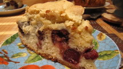 Шарлотка с черешней