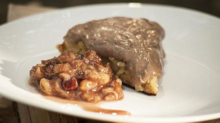 Шарлотка с джемом и сливочным кремом