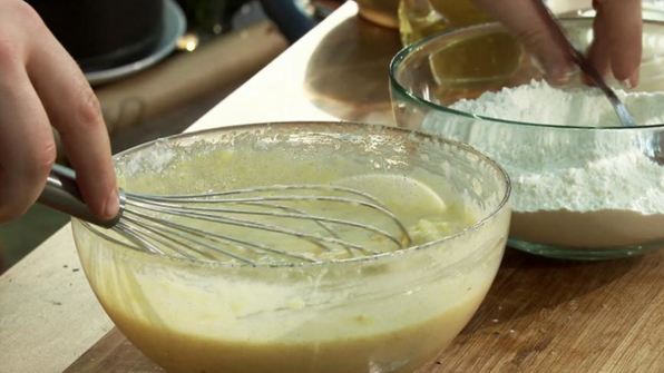 шарлотка с джемом и сливочным кремом