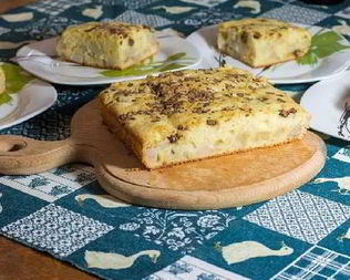 Шарлотка с грушами и топленым молоком