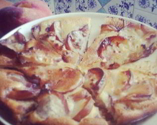 Шарлотка с инжирными персиками