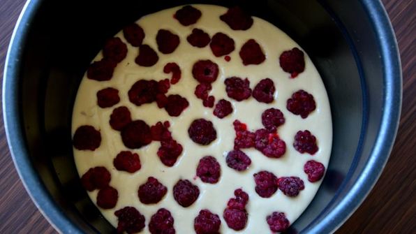 шарлотка с малиной из мультиварки