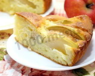 Шарлотка с творогом и яблоками