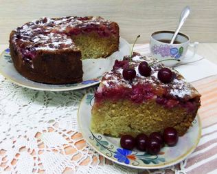 Шарлотка с вишней и яблоками на простокваше