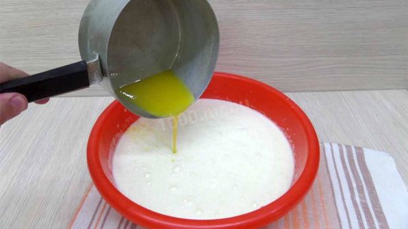 шарлотка с вишней и яблоками на простокваше