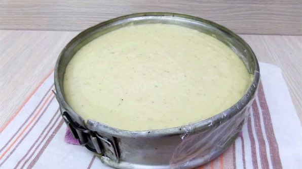 шарлотка с вишней и яблоками на простокваше