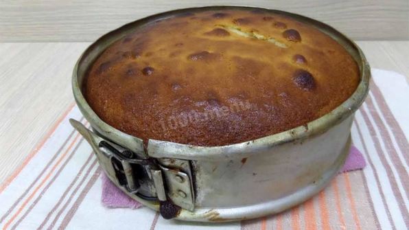 шарлотка с вишней и яблоками на простокваше