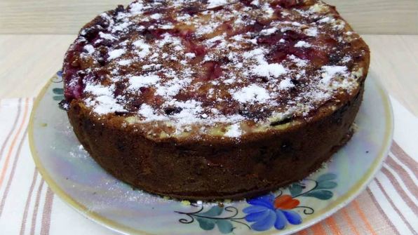 шарлотка с вишней и яблоками на простокваше