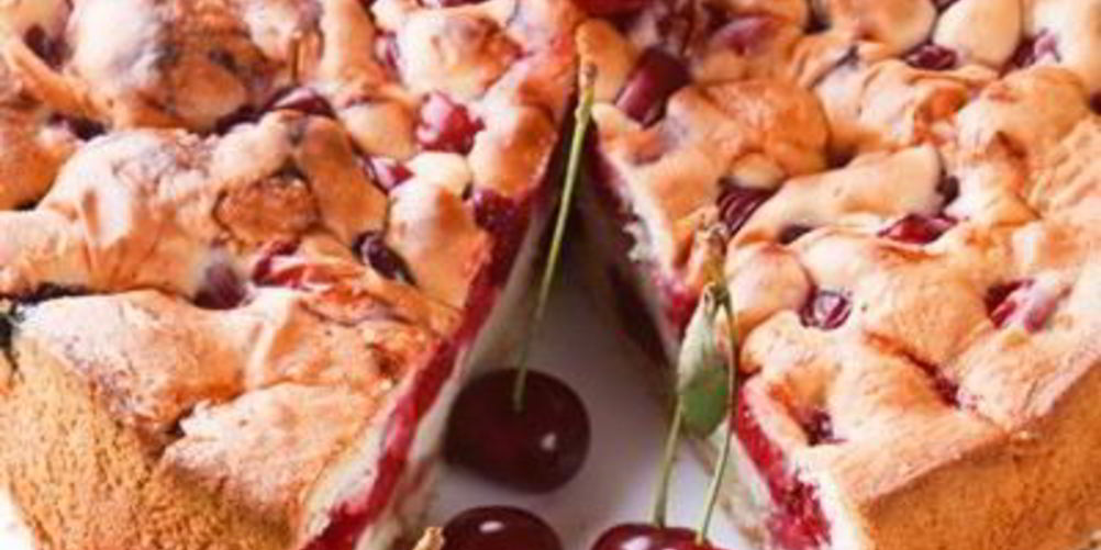 Рецепт шарлотки с вишней и яблоками