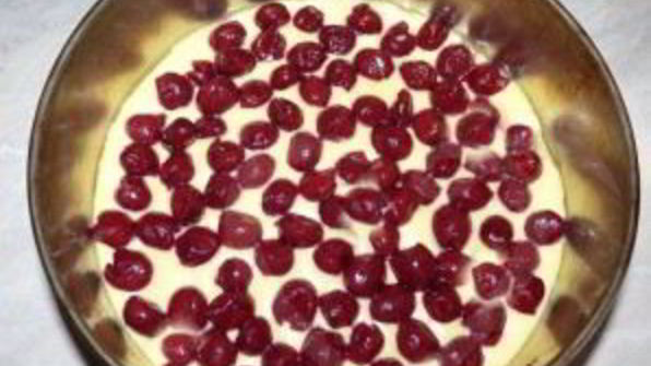 шарлотка с вишней и яблоками