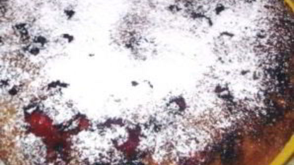 шарлотка с вишней и яблоками