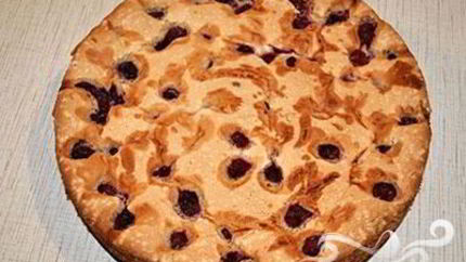 Шарлотка с вишней