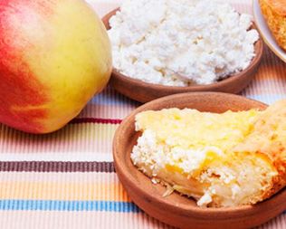 Шарлотка с яблоками и творогом