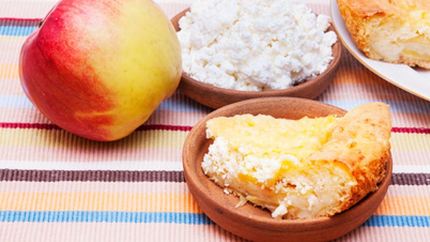 Шарлотка с яблоками и творогом