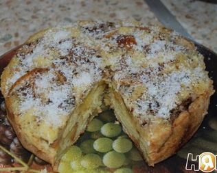 Шарлотка с яблоками, изюмом и корицей