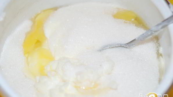 шарлотка с яблоками, изюмом и корицей