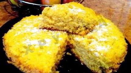 Шарлотка с яблоками в мультиварке с манкой