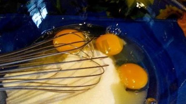 шарлотка с яблоками в мультиварке с манкой