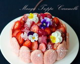 Шарлотка с запеченным ревенем, баварским фисташковым кремом и клубникой