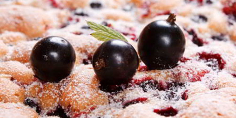 Рецепт шарлотки со смородиной