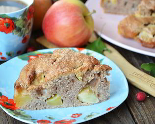 Шоколадная шарлотка с яблоками