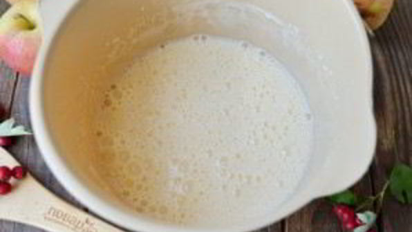 шоколадная шарлотка с яблоками