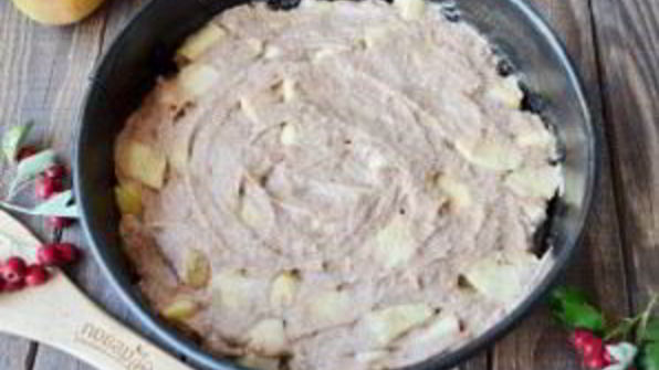 шоколадная шарлотка с яблоками