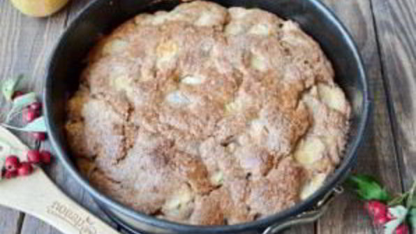 шоколадная шарлотка с яблоками