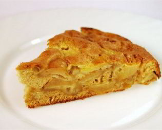 Сметанная шарлотка с яблоками и грецкими орехами