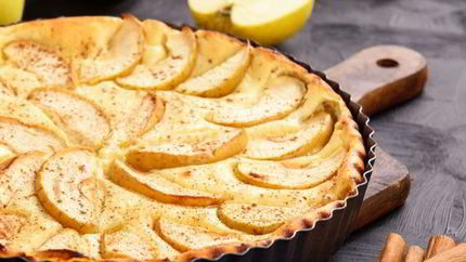 Яблочная шарлотка на сметане с черносливом