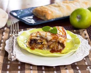 Карамельный яблочный штрудель