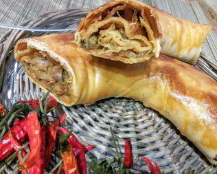 Луковый штрудель на вытяжном тесте