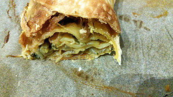 луковый штрудель на вытяжном тесте