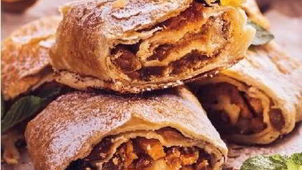 Штрудель из сухофруктов в пряничном соусе