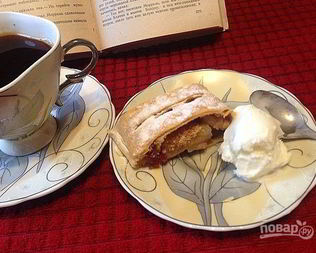 Штрудель с грушей и яблоком