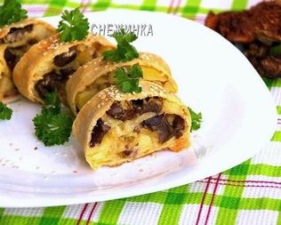 Штрудель с картофелем и грибами в сливочно-сырном соусе