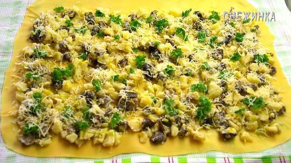 штрудель с картофелем и грибами в сливочно-сырном соусе