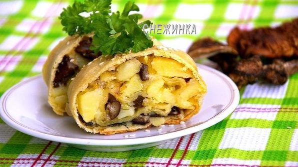 штрудель с картофелем и грибами в сливочно-сырном соусе
